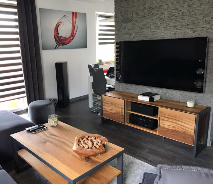 dębowa komoda z loftowymi wstawkami pod telewizor