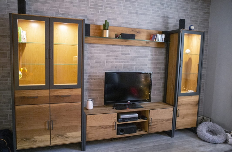 komoda TV z szarymi nogami