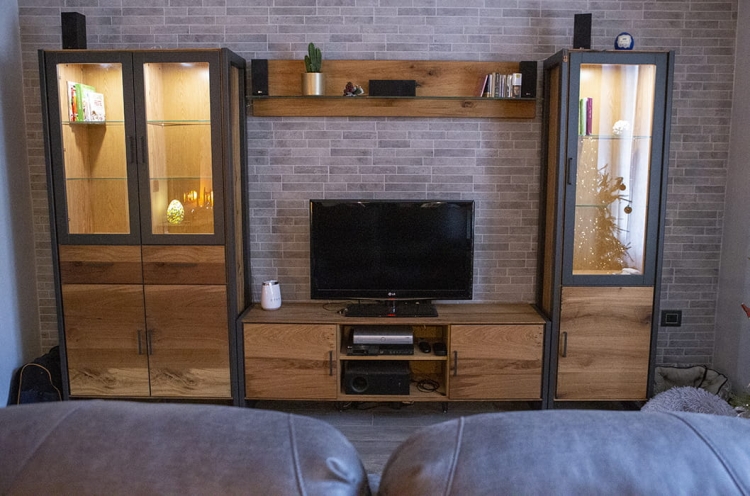 komoda telewizyjna z metalowymi nogami