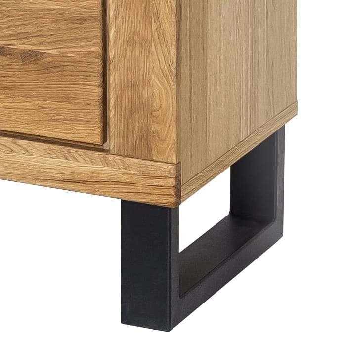 Zbliżenie na detale witryny dębowej Como 2: metalowe, matowe uchwyty, naturalny dąb i solidne wykonanie w stylu loft.