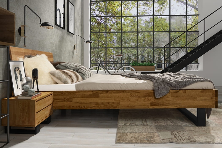 Łóżko dębowe FADO 120x200 cm w aranżacji sypialni w stylu loft, naturalny dąb, minimalistyczne wnętrze, nowoczesny design.