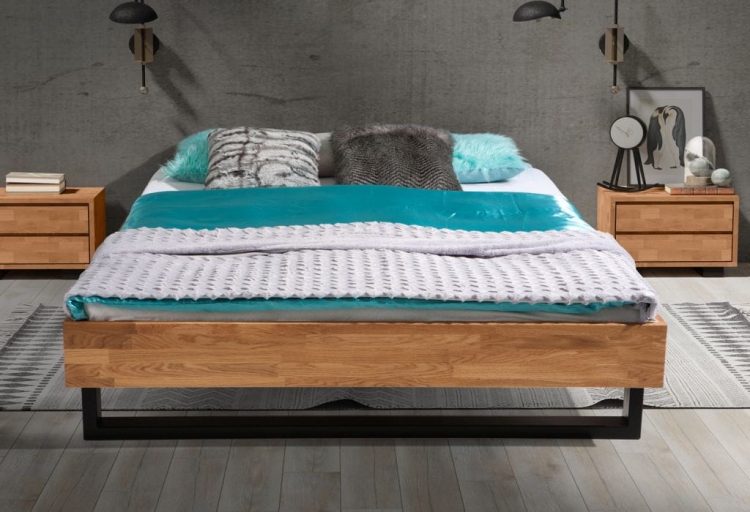 Nowoczesne łóżko dębowe FADO w stylu loft, z dębową ramą i czarnymi nogami, wykończone olejem BIOFA, do sypialni.