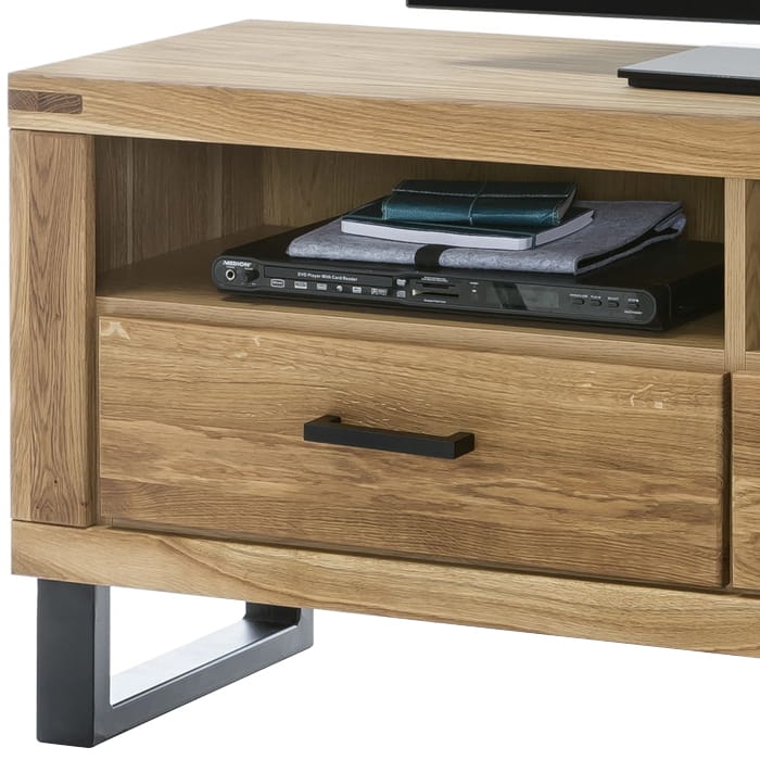 Szafka RTV dębowa Como pod telewizor, z metalowymi nogami, w nowoczesnej aranżacji salonu w stylu industrialnym, z dwiema szufladami.