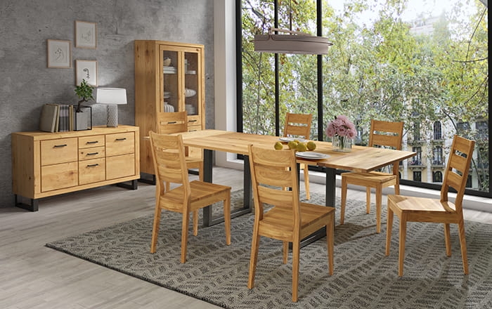 Aranżacja wnętrza salonu w stylu nowoczesnym loft, z kompletną kolekcją mebli dębowych Como, w tym witryną i komodą, naturalny dąb.