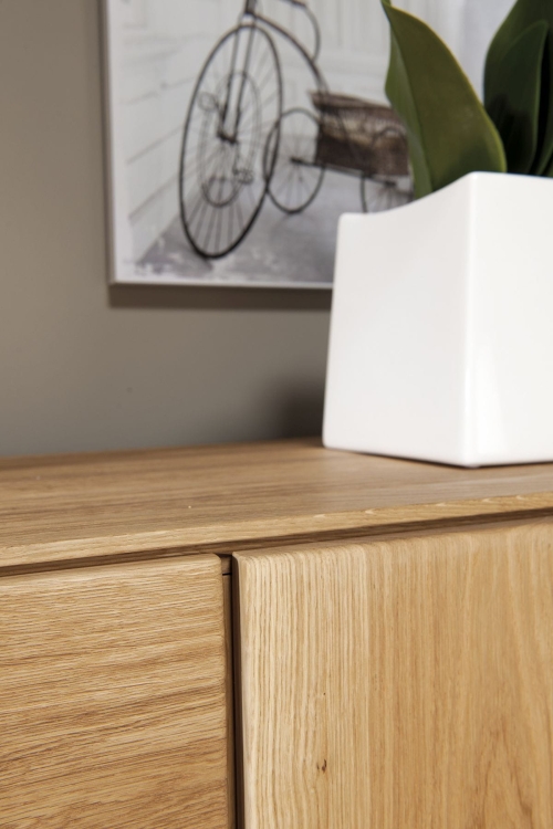 szczotkowane wykończenie dębu w obszernym kredensie Altea