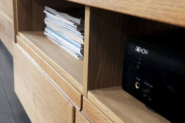 szczotkowane wykończenie komody RTV dębowej z kolekcji Altea