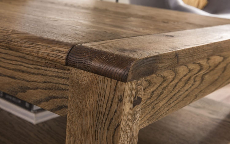 szczotkowane wykończenie stolika kawowego w dębie palonym z kolekcji Altea
