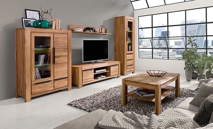 Aranżacja pokoju z dębową komodą RTV Parma 125 cm, naturalny dąb, nowoczesne dodatki.