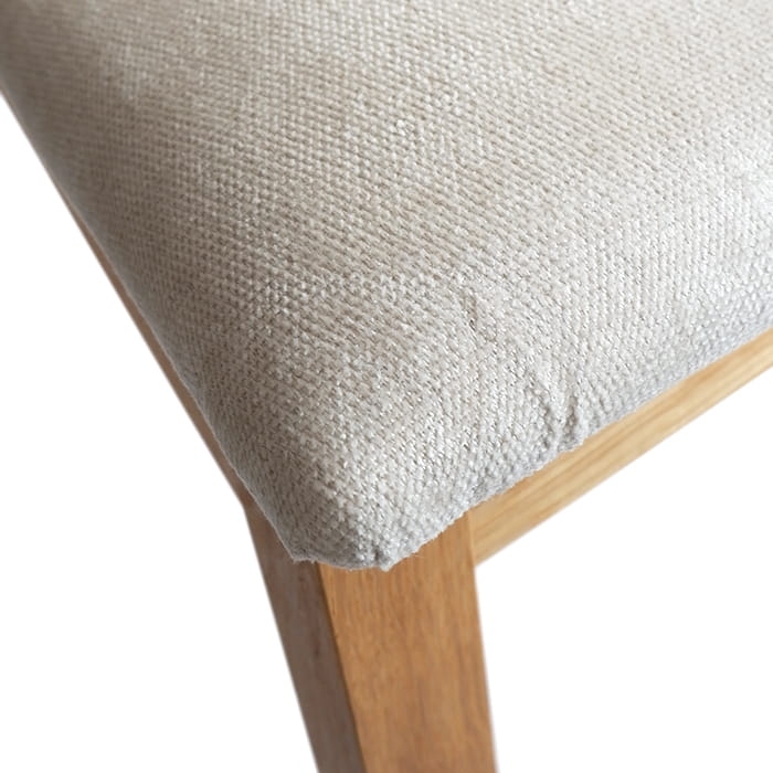 Wygodne tapicerowane krzesło do salonu z kolekcji Altea