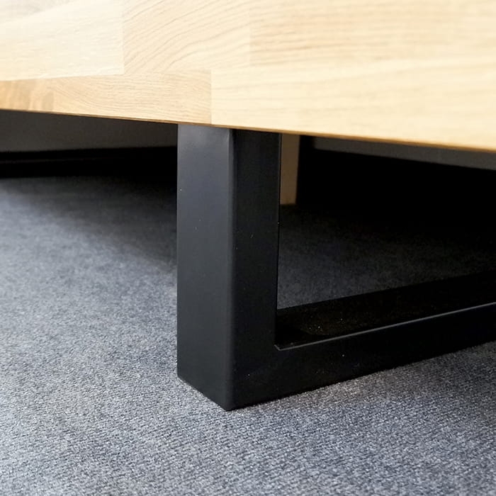 Łóżko dębowe FADO 120x200 cm z czarnymi metalowymi płozami, widok z boku, ukazujący wysokość ramy i minimalistyczny design, dąb naturalny.