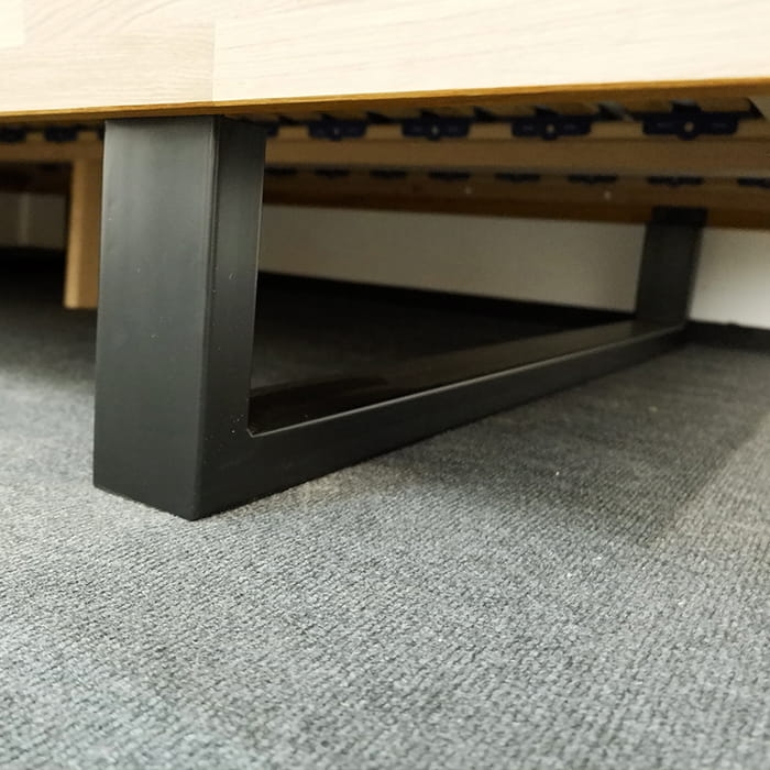 Konstrukcja łóżka dębowego FADO, ukazująca mocowanie czarnych metalowych płóz i 5. nogę wspierającą, dąb naturalny, solidna rama.