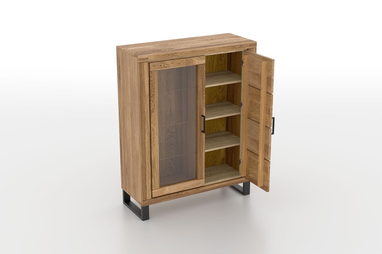 Niska witryna dębowa drewniana z przeszklonymi drzwiami i czterema szufladami, nowoczesny styl loft, naturalny dąb, 140 cm wysokości, model Como 2, na białym tle.