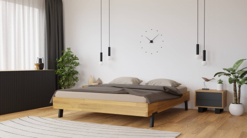 Aranżacja sypialni z dębowym łóżkiem drewnianym Mona 140x200 w naturalnym odcieniu, bez zagłówka, w minimalistycznym stylu.