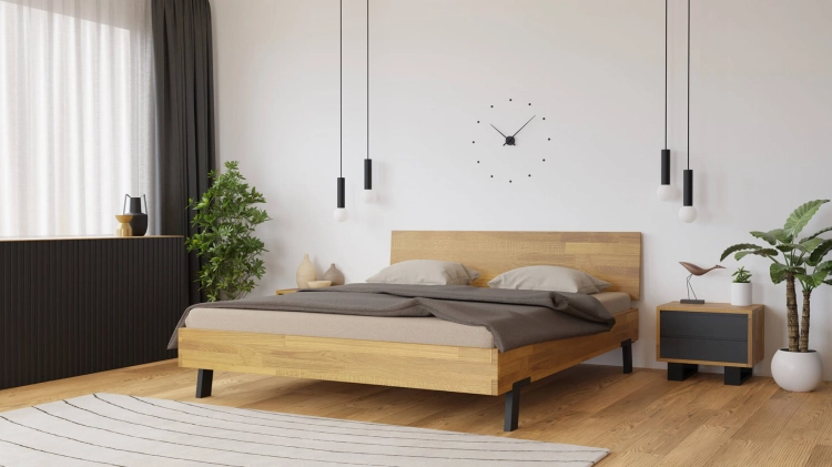 Sypialnia z łóżkiem dębowym drewnianym Mona Classic 140x200 z pełnym zagłówkiem Classic, naturalny dąb, czarne nogi, nowoczesna aranżacja wnętrza.