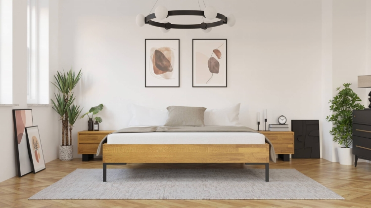 Aranżacja sypialni skandynawskiej z łóżkiem dębowym Yoko 180x200 bez zagłówka, naturalne drewno, proste formy, jasne kolory.