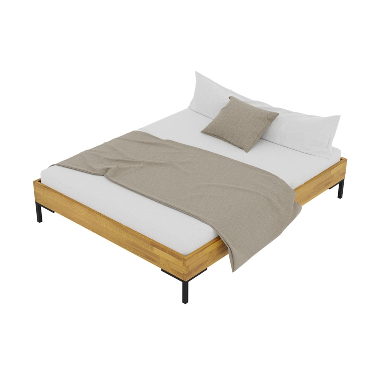 Solidna rama łóżka dębowego Yoko 180x200, wykonana z naturalnego drewna, wykończona olejem BIOFA, podkreślające usłojenie.