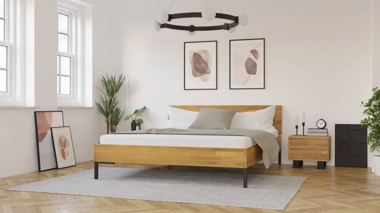 Aranżacja przytulnej sypialni z łóżkiem dębowym Yoko Classic 140x200, naturalne drewno, ciepłe światło, relaksująca atmosfera.