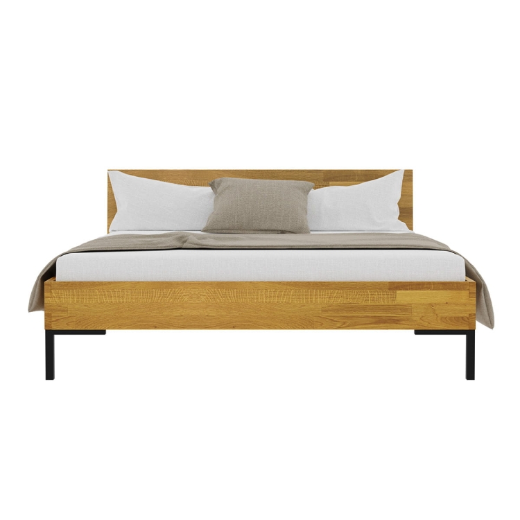 Łóżko z metalowymi nogami.jpg