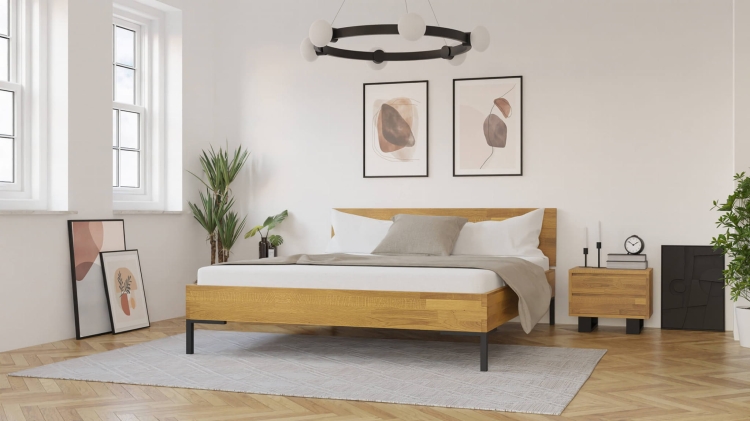 Aranżacja przytulnej sypialni z łóżkiem dębowym Yoko Classic 180x200, naturalne drewno, ciepłe światło, relaksująca atmosfera.