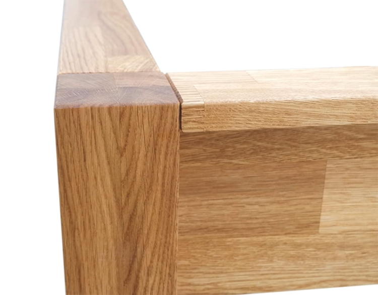 Zbliżenie na naturalne usłojenie drewna dębowego łóżka Solid 160x200, wykończenie olejem BIOFA, podkreślające strukturę.