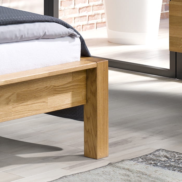 dębowe łóżko z solidną ramą drewnianą.jpg