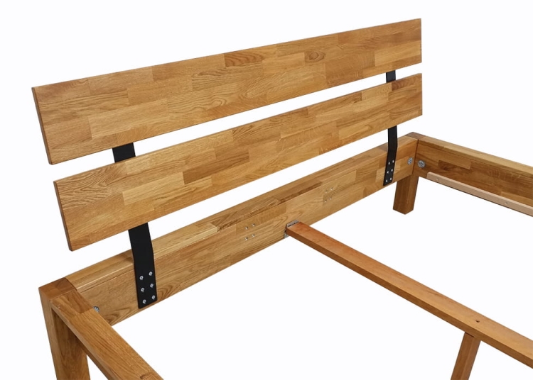 Detal zagłówka Style łóżka dębowego Solid 160x200 cm, dwie poziome deski z litego dębu, minimalistyczny design.