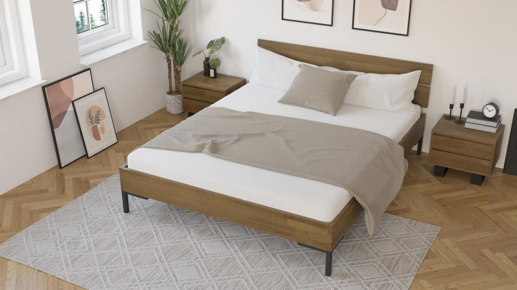 Dębowe łóżko 180x200 YOKO Style w wybarwieniu orzechowym, nowoczesna sypialnia w stylu loft z lampką i zagłówkiem