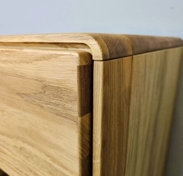 cudowne zaokrąglenia w mebla z kolekcji Altea natural.jpg