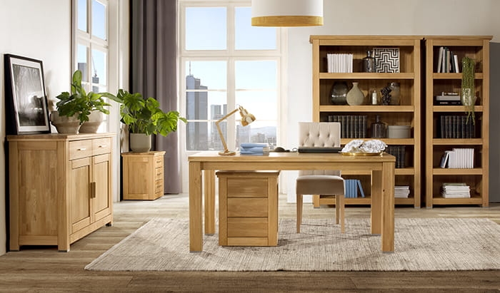 cudownie wykończony gabinet z dębowymi meblami Prato