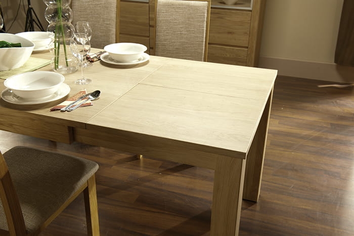 dębowy stół do jadalni w klasycznym wybarwieniu