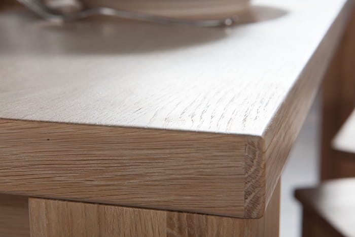 solidne wykończenie stołu dębowego z kolekcji Altea