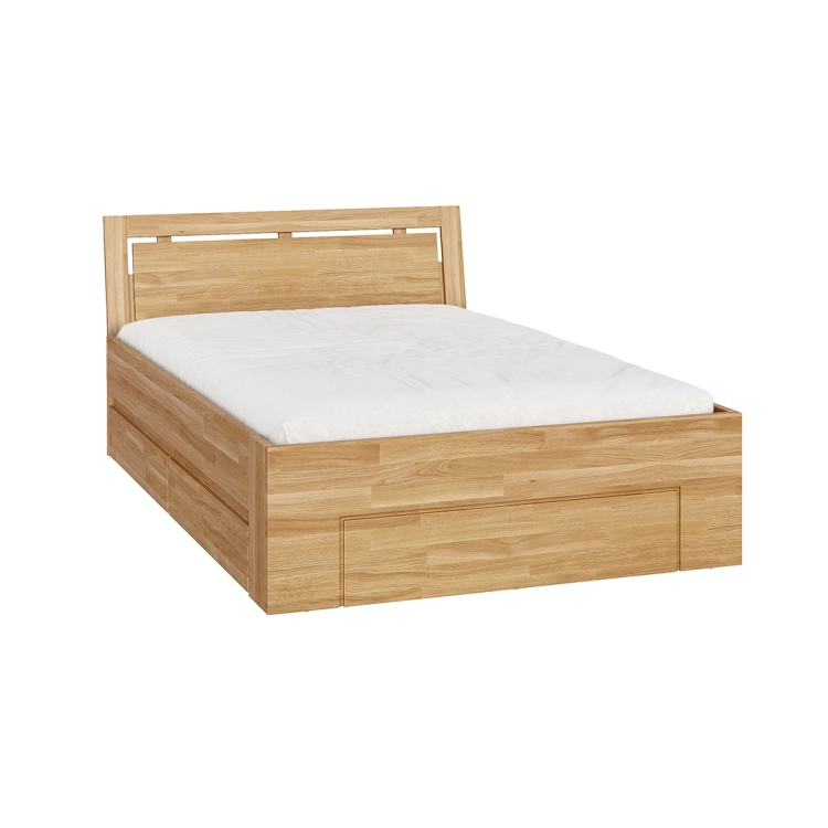 Nowoczesne łóżko dębowe Suva 140x200 cm, drewniane, z naturalnego jasnego drewna, wyposażone w dwie duże szuflady na pościel lub przechowywanie. Widok pod kątem na całe łóżko z jasnym materacem, na białym tle.