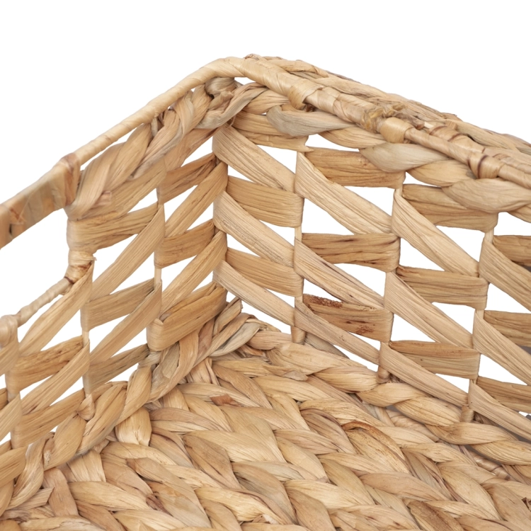 Zbliżenie na splot ażurowy i konstrukcję narożnika kosza z naturalnego hiacyntu.