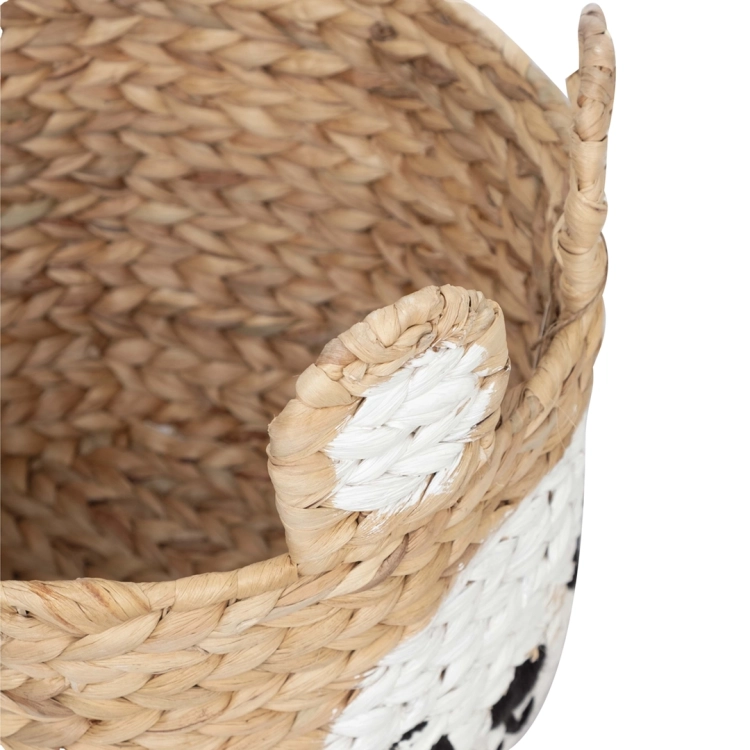 Szczegółowy detal ucha i splotu naturalnego hiacyntu wodnego w brązowym koszu do przechowywania zabawek.