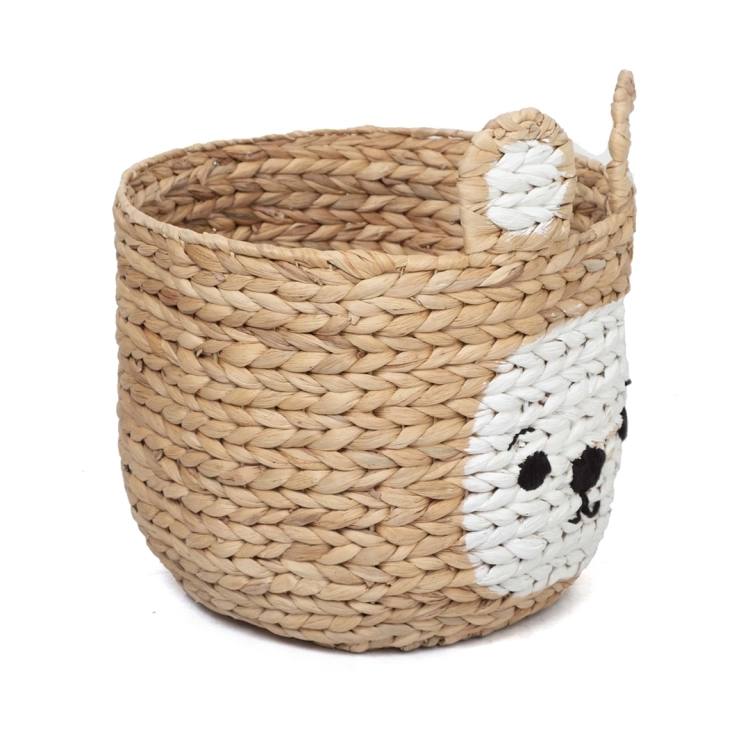 Okrągły kosz na zabawki pleciony z hiacyntu wodnego z uszami misia, widok z boku na strukturę splotu.