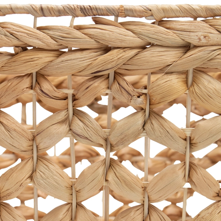 Detal gęstego, naturalnego splotu ozdobnego kosza z hiacyntu wodnego rozmiar M.