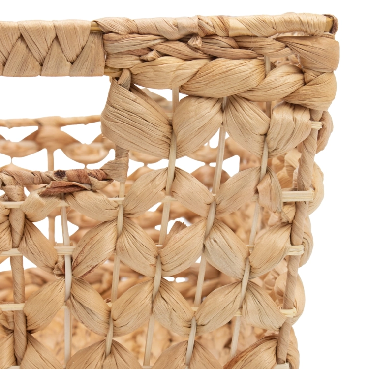 Zbliżenie na naturalny splot hiacyntu wodnego i wycięty uchwyt w brązowym koszu boho.