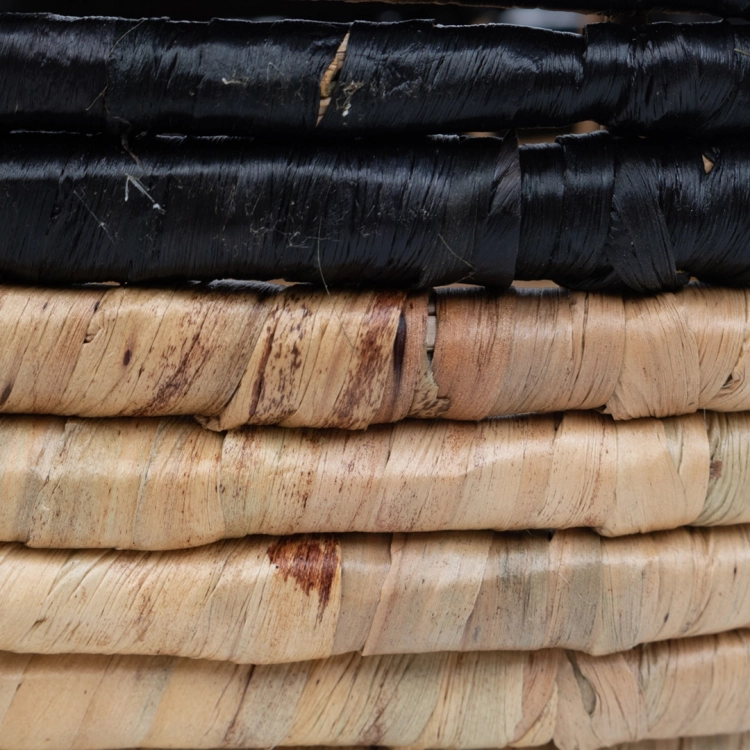 Detal rzemieślniczego splotu kosza loftowego wykonanego z naturalnych, ekologicznych włókien.