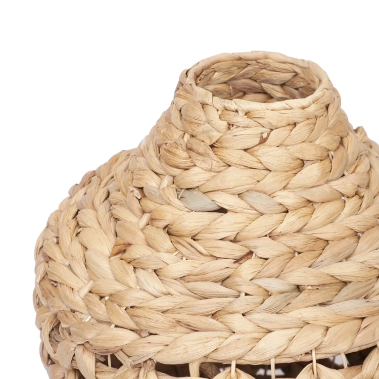 Zbliżenie na górną część i splot ozdobnego wazonu podłogowego z hiacyntu wodnego.