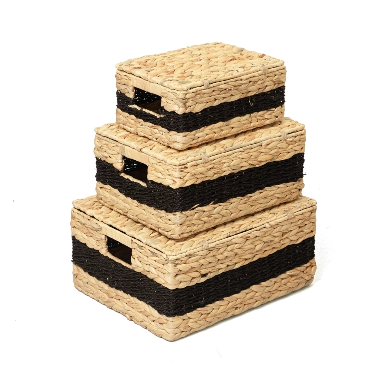 Trzy zamykane kosze z hiacyntu wodnego ułożone w stos, styl boho.