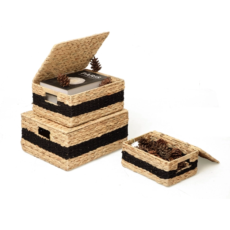 Zestaw 3 koszy plecionych z hiacyntu wodnego z otwartymi pokrywami i dekoracjami.