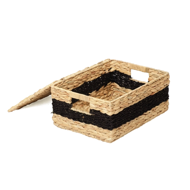 Otwarty koszyk pleciony z hiacyntu wodnego z czarnym pasem dekoracyjnym.