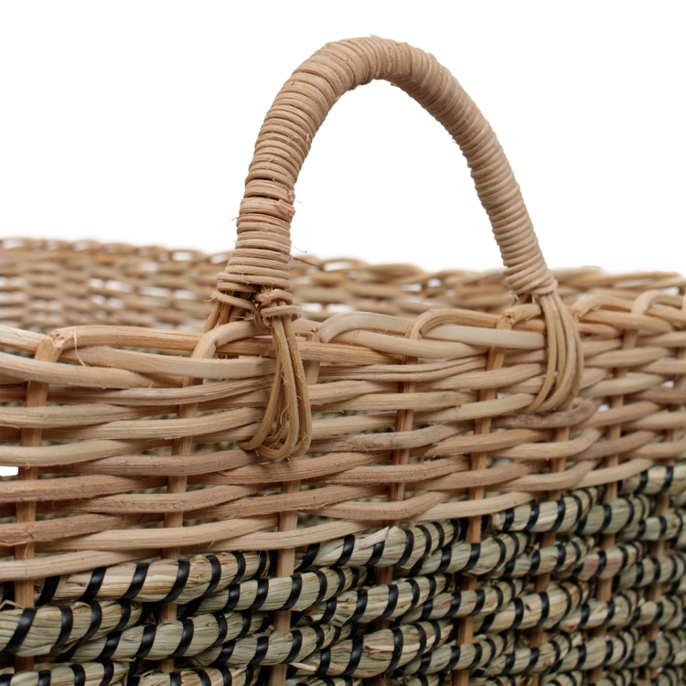 Zbliżenie na pleciony uchwyt i naturalny splot dwukolorowego kosza z trawy morskiej.