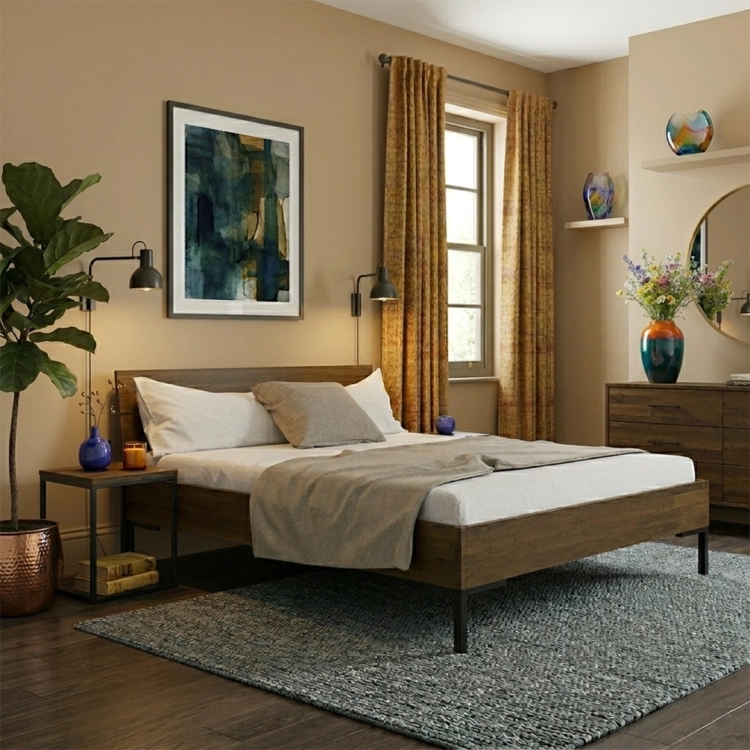Aranżacja nowoczesnej sypialni. Centralnym punktem jest łóżko dębowe YOKO Classic 160x200 w kolorze dąb ciemny, z drewnianym zagłówkiem i czarnymi nogami. W tle widoczne miodowe zasłony, obraz oraz komoda.