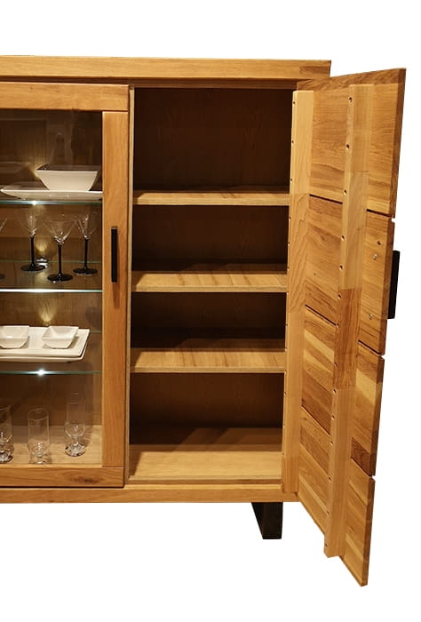 Otwarta niska witryna dębowa drewniana Como 2, ukazująca cztery wewnętrzne półki w zamykanej szafce oraz przeszklone drzwi, styl loft, naturalny dąb.