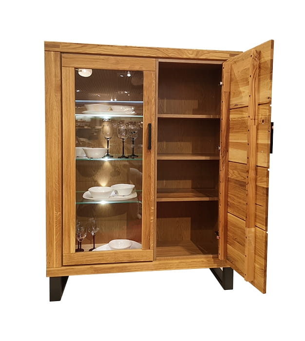 Otwarta witryna dębowa Como 2, prezentująca część przeszkloną z trzema podświetlanymi półkami szklanymi na dekoracje oraz otwartą szafkę z trzema wewnętrznymi półkami z naturalnego dębu.