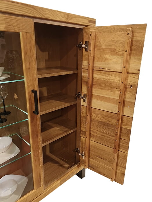 witrynka dębowa como  do salonuDetale otwartej szafki witryny dębowej Como 2, z widocznymi zawiasami soft-close i trzema wewnętrznymi, solidnymi półkami, wykonana z drewna naturalnego dębu.