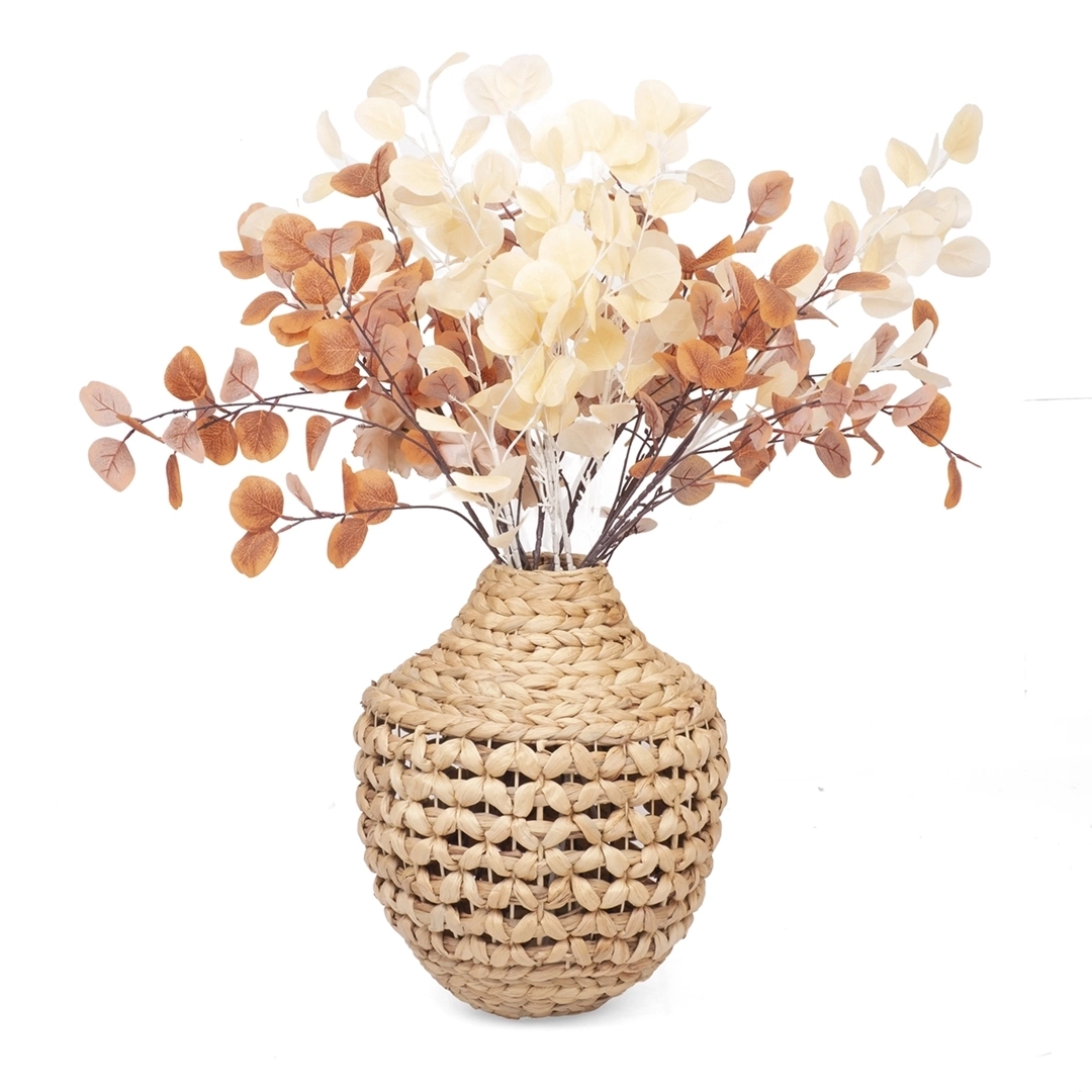 Ozdobny wazon podłogowy w stylu boho z suszonymi trawami pampasowymi