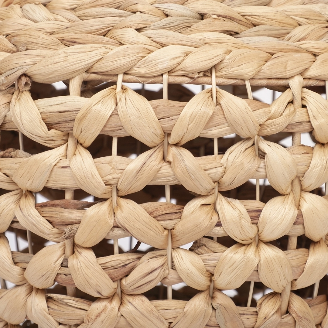 Detale splotu ręcznie robionego wazonu boho, plecionego z hioacyntu wodnego w Wietnamie