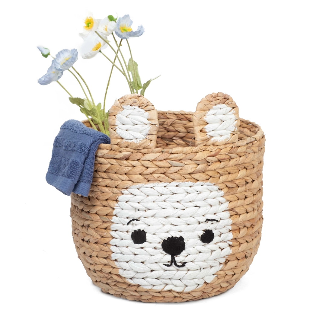 Ozdobny kosz do przechowywania zabawek pleciony z hiacyntu wodnego w naturalnym, brązowym kolorze, z motywem misia z uszami.